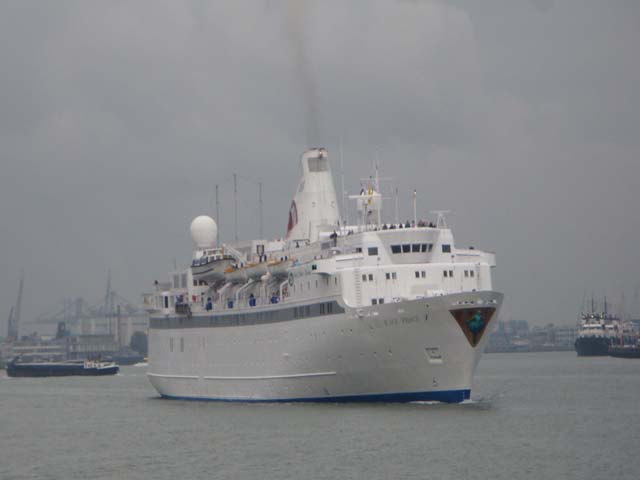 Cruiseschip ms Black Prince van Fred Olsen aan de Cruise Terminal Rotterdam